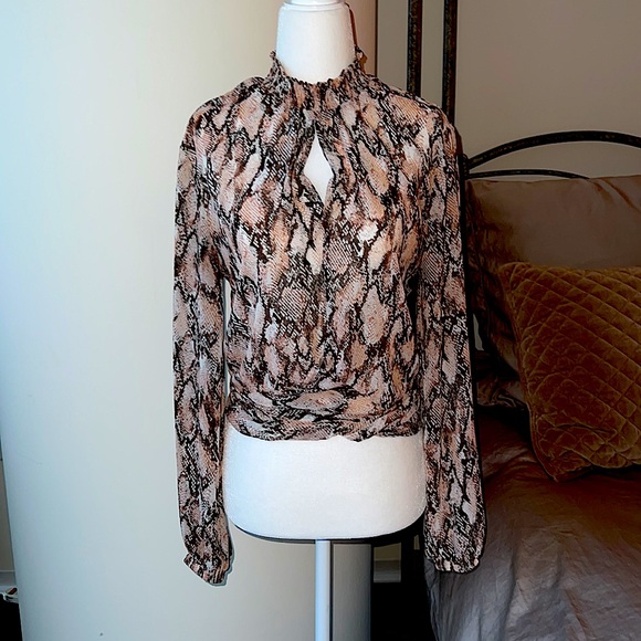 IZI NEW YORK Snake Print Top - Picture 3 of 15